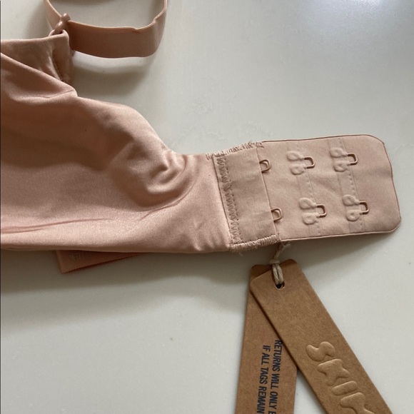 SKIMS Nude Plunge Bra - Picture 14 of 16